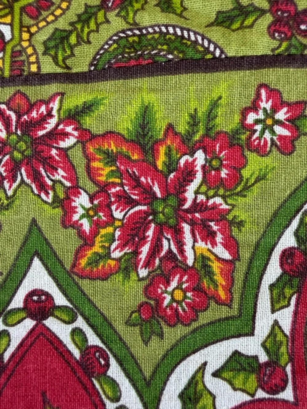 April Cornell Whimsical Paisley Christmas Holiday Tablecloth 61x101 Festive GUC